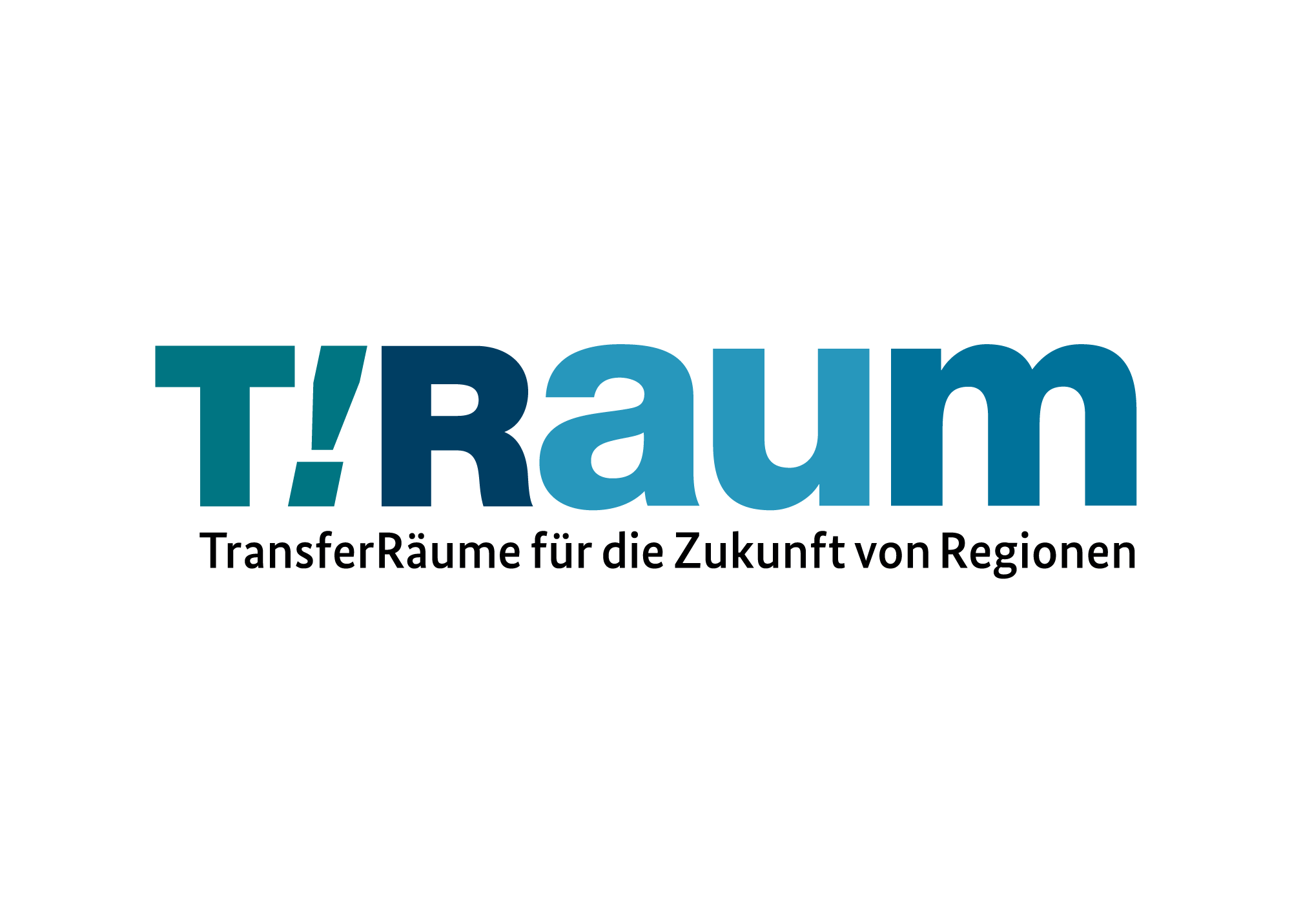 Logo mit dem Schriftzug „T!Raum“. Der Buchstabe „i“ ist durch ein Ausrufezeichen ersetzt. Die Buchstaben sind in verschiedenen Blautönen auf schwarzem Hintergrund gestaltet.