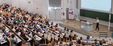 Blick in einen vollen Hörsaal während einer Vorlesung an der Universität Bremen.