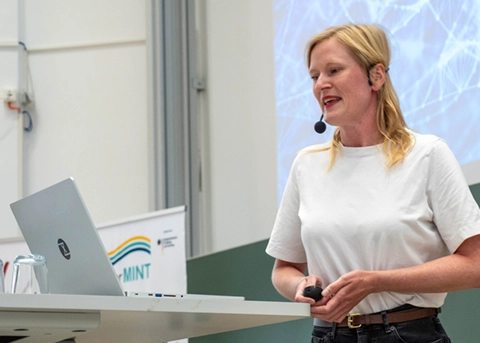 Referentin mit Headset spricht bei einer Präsentation an der Universität Bremen.